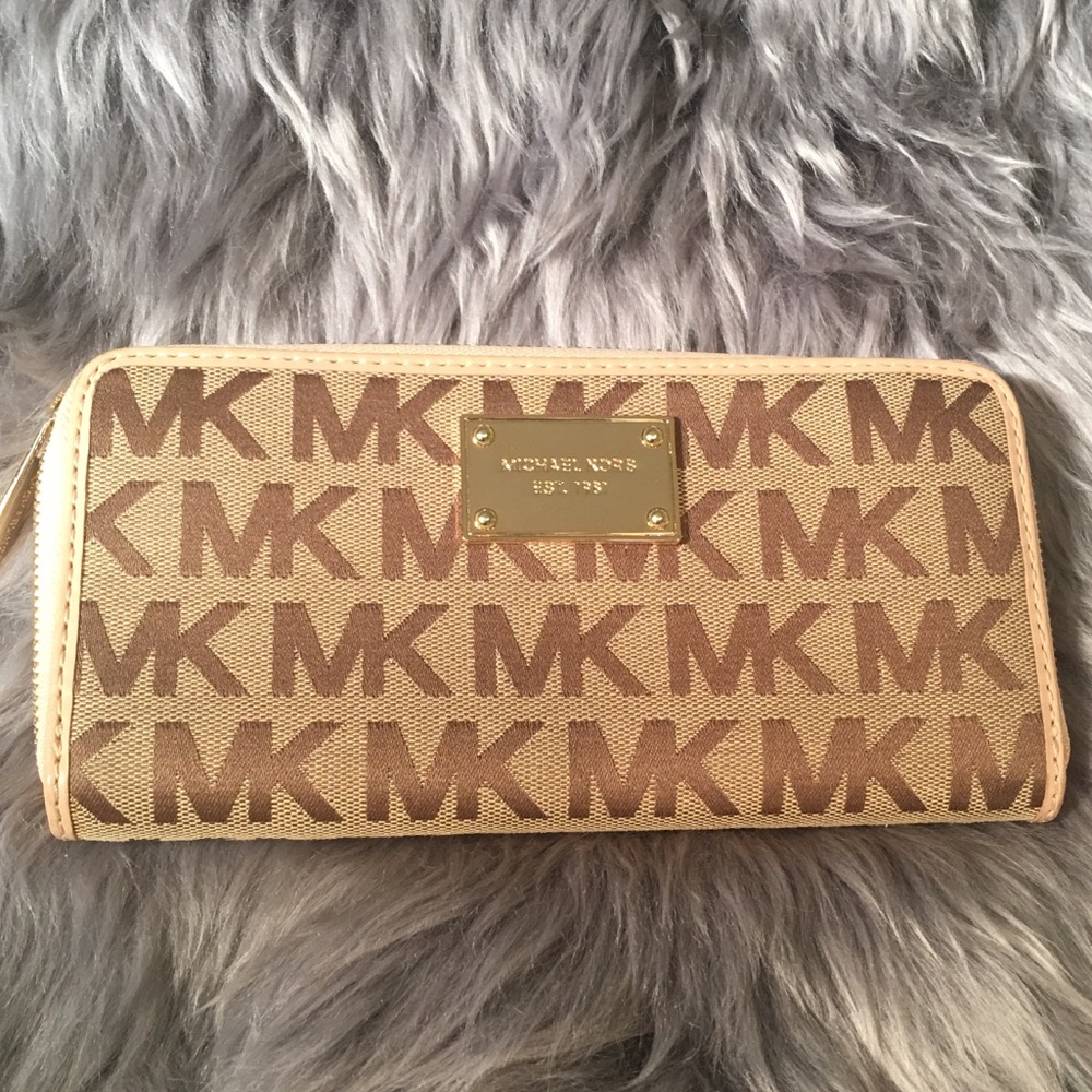 Michael Kors wallet LIKE NEW